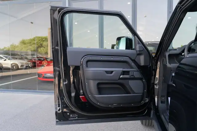 Land Rover Defender view 7