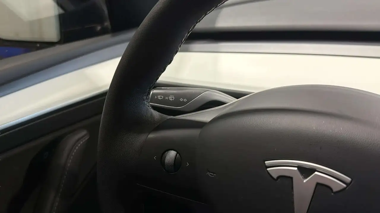 Tesla Model Y photo Tesla Model Y