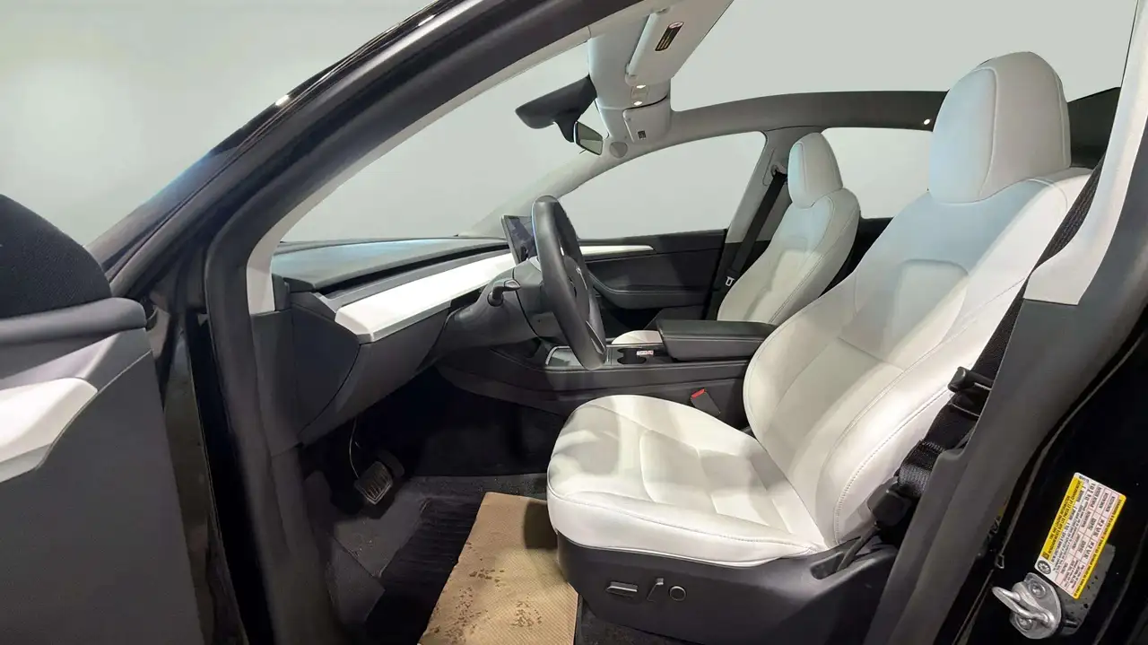 Tesla Model Y photo Tesla Model Y