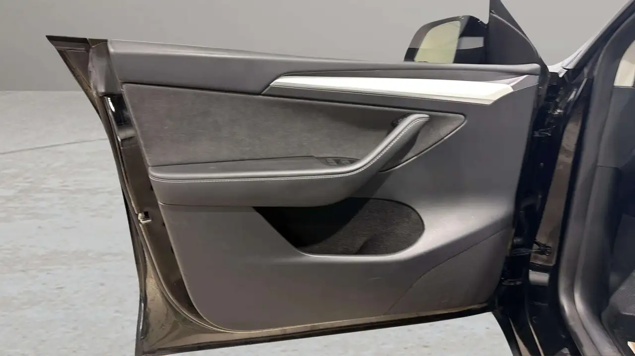 Tesla Model Y photo Tesla Model Y