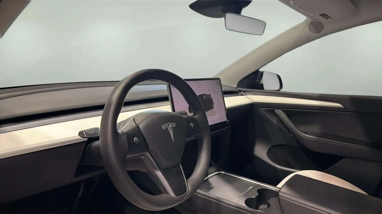 Tesla Model Y photo Tesla Model Y