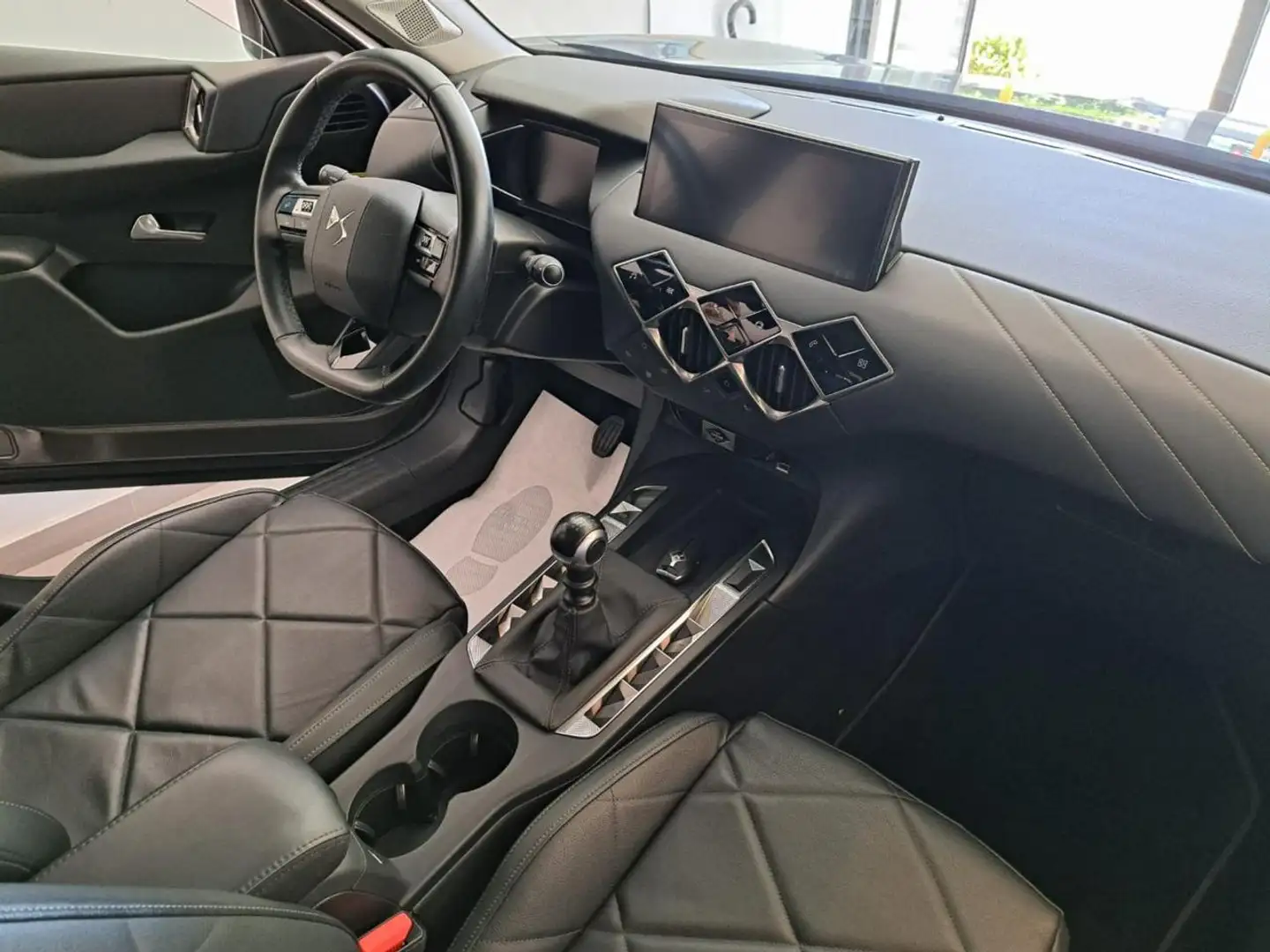 DS Automobiles DS 3 Crossback BlueHDi 110 Faubourg Grau - 2