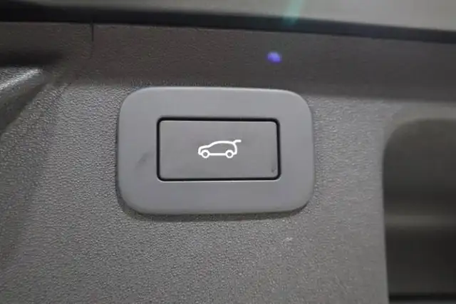 Land Rover Discovery Sport view 10