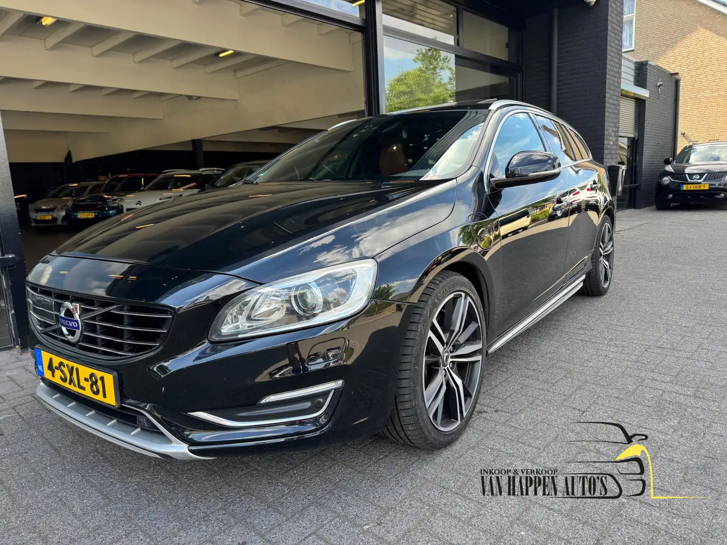 Volvo V60 2.4 D6 AWD Plug-In Hybrid Summum Zwart - 2