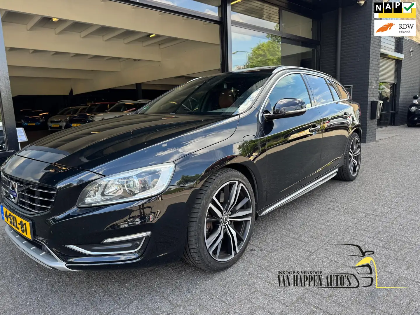 Volvo V60 2.4 D6 AWD Plug-In Hybrid Summum Zwart - 1