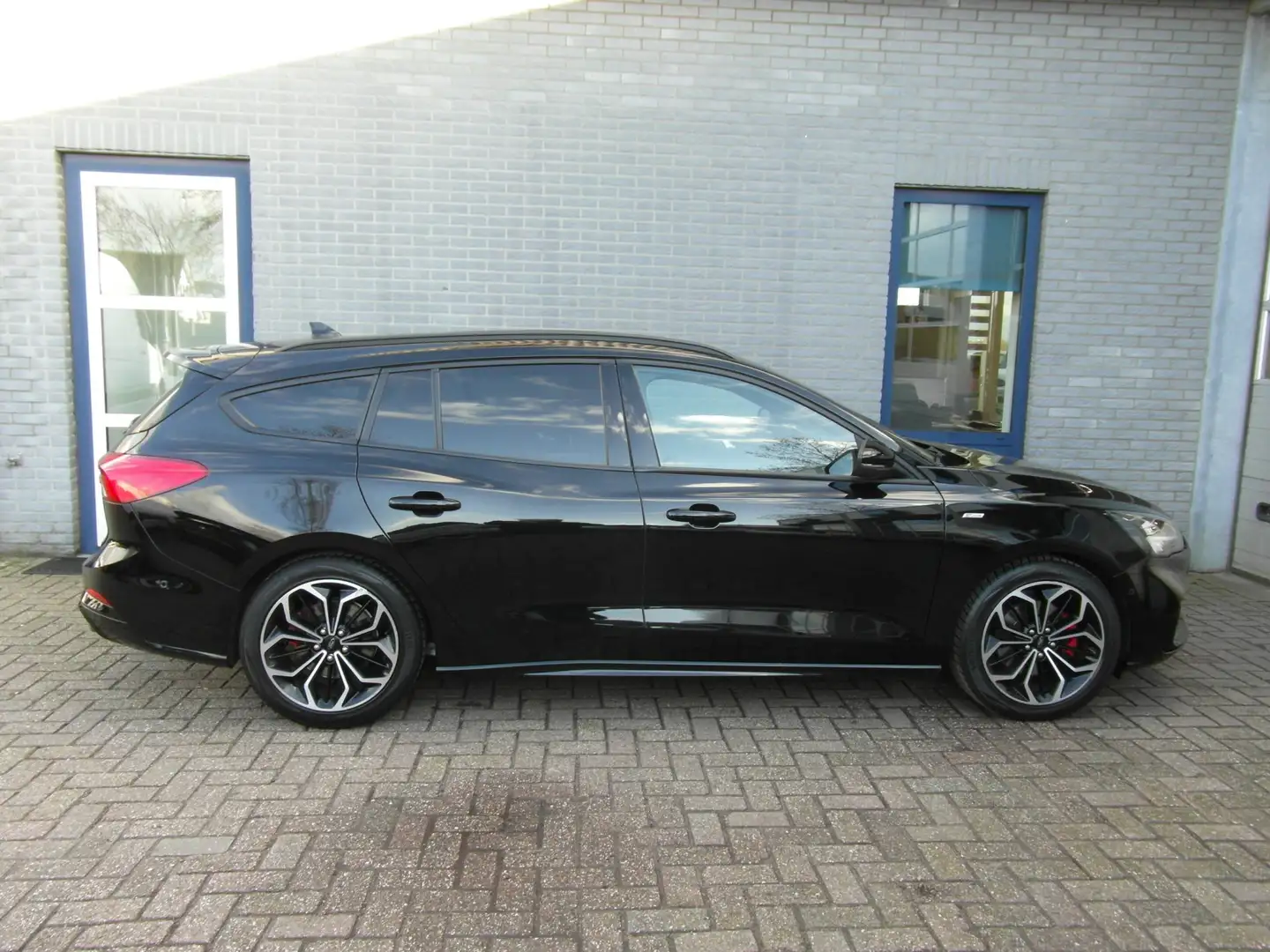Ford Focus Wagon 1.5 EcoBoost ST Line Business Inclusief Afle Zwart - 2
