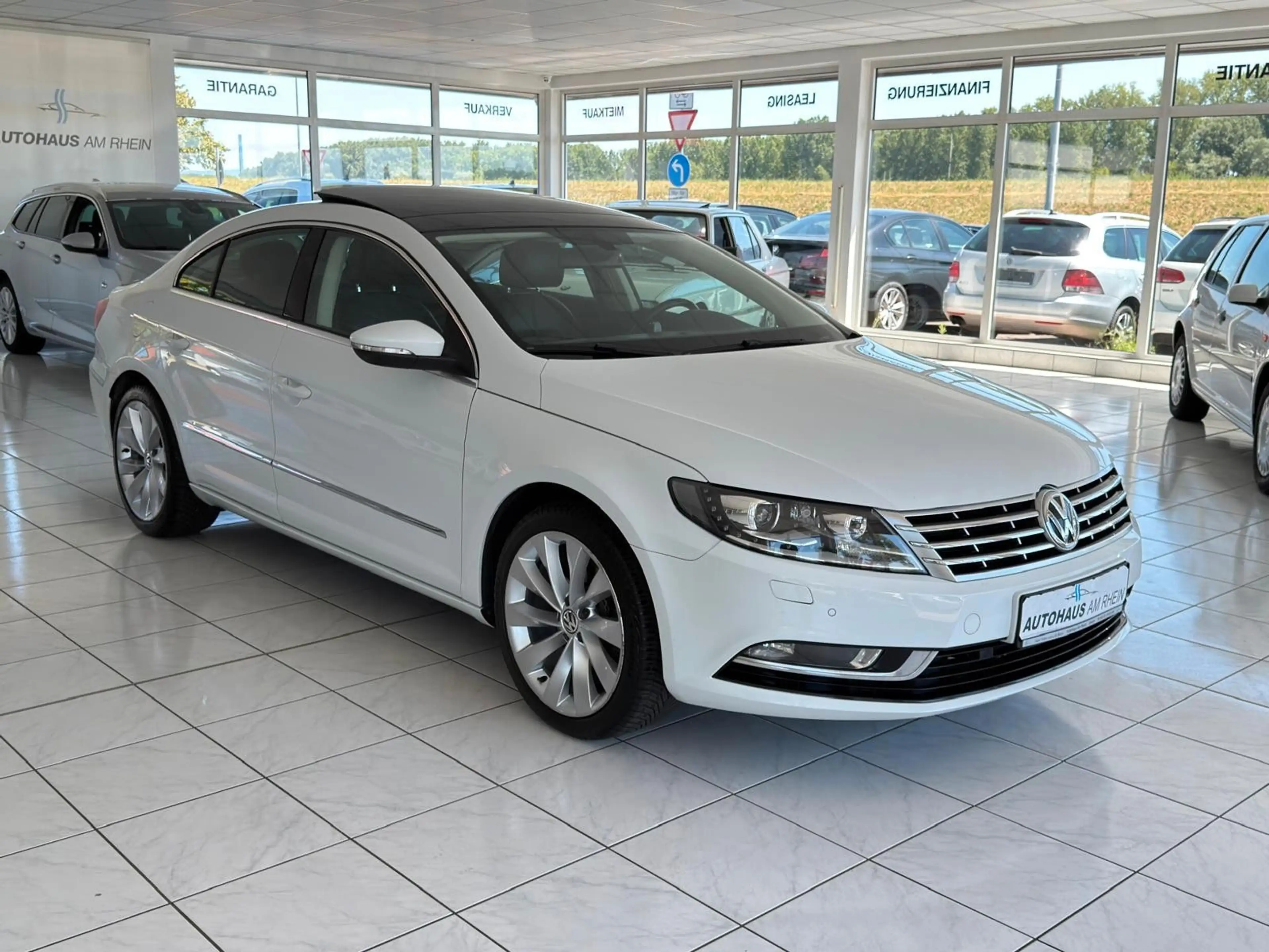 Volkswagen CC Automatik+Panorama+Navi+Kamera+Bi-Xenon+TOP!