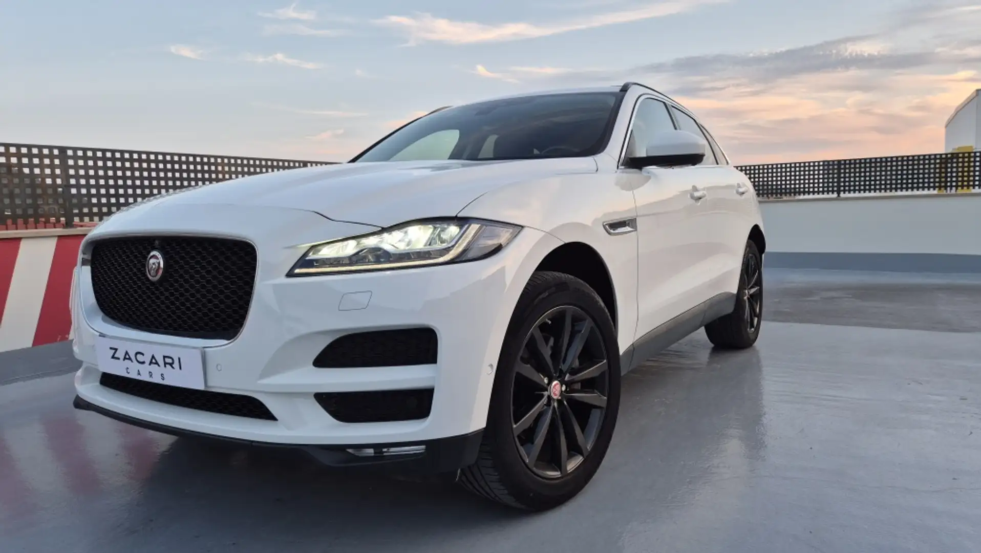 Jaguar F-Pace 2.0i4D Portfolio Aut. AWD 180 Weiß - 1