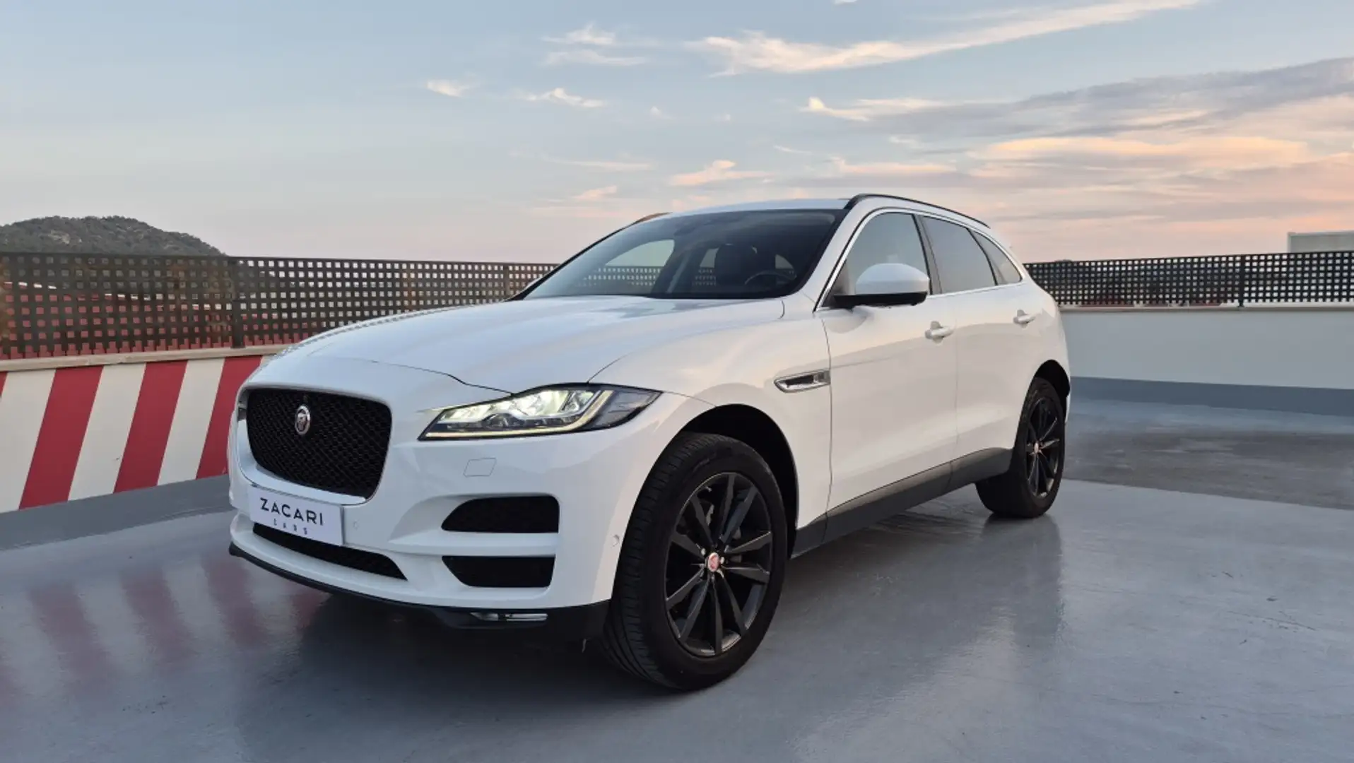 Jaguar F-Pace 2.0i4D Portfolio Aut. AWD 180 Weiß - 2