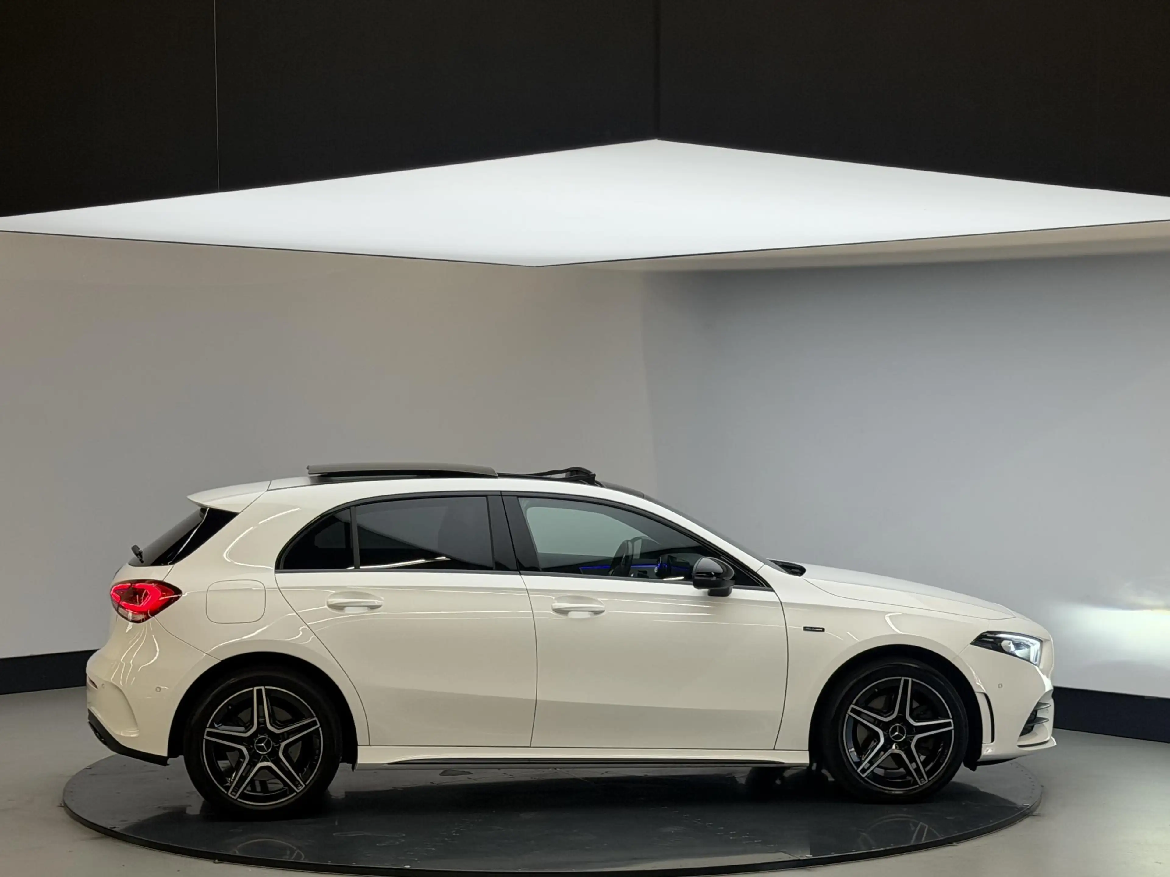 Mercedes-Benz A 250 e | AMG | Panodak | Sfeerverlichting | Carplay | S — photo 11