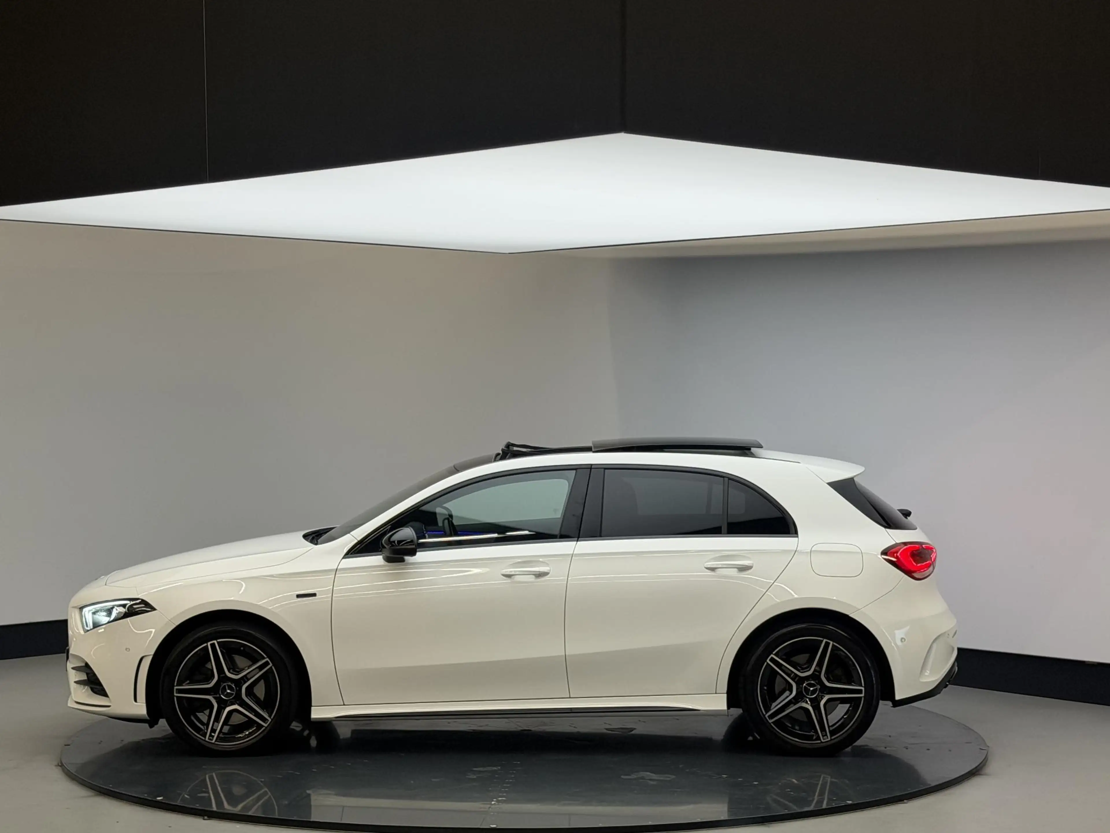 Mercedes-Benz A 250 e | AMG | Panodak | Sfeerverlichting | Carplay | S — photo 10