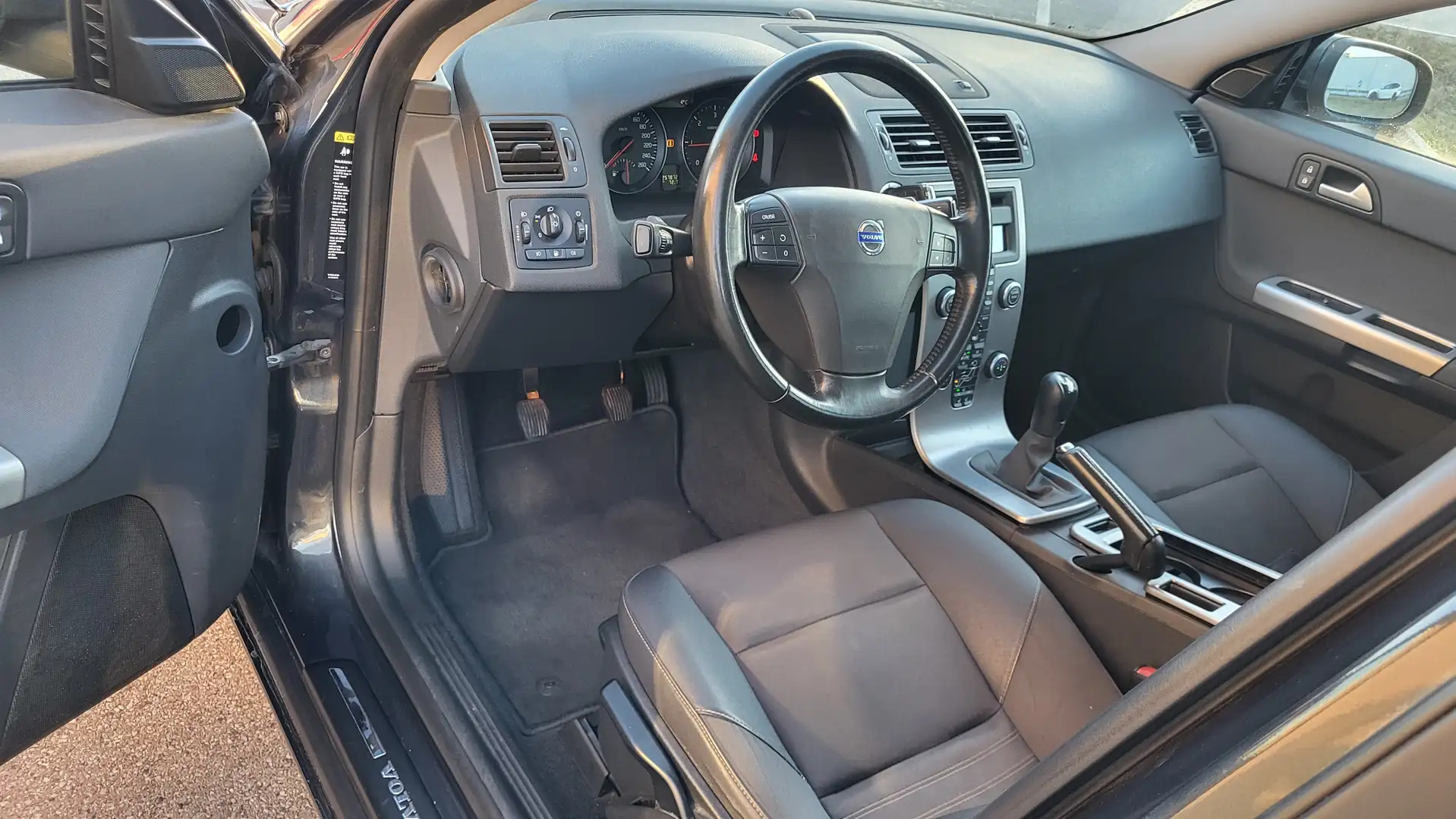 Volvo V50 20D Schwarz - 2