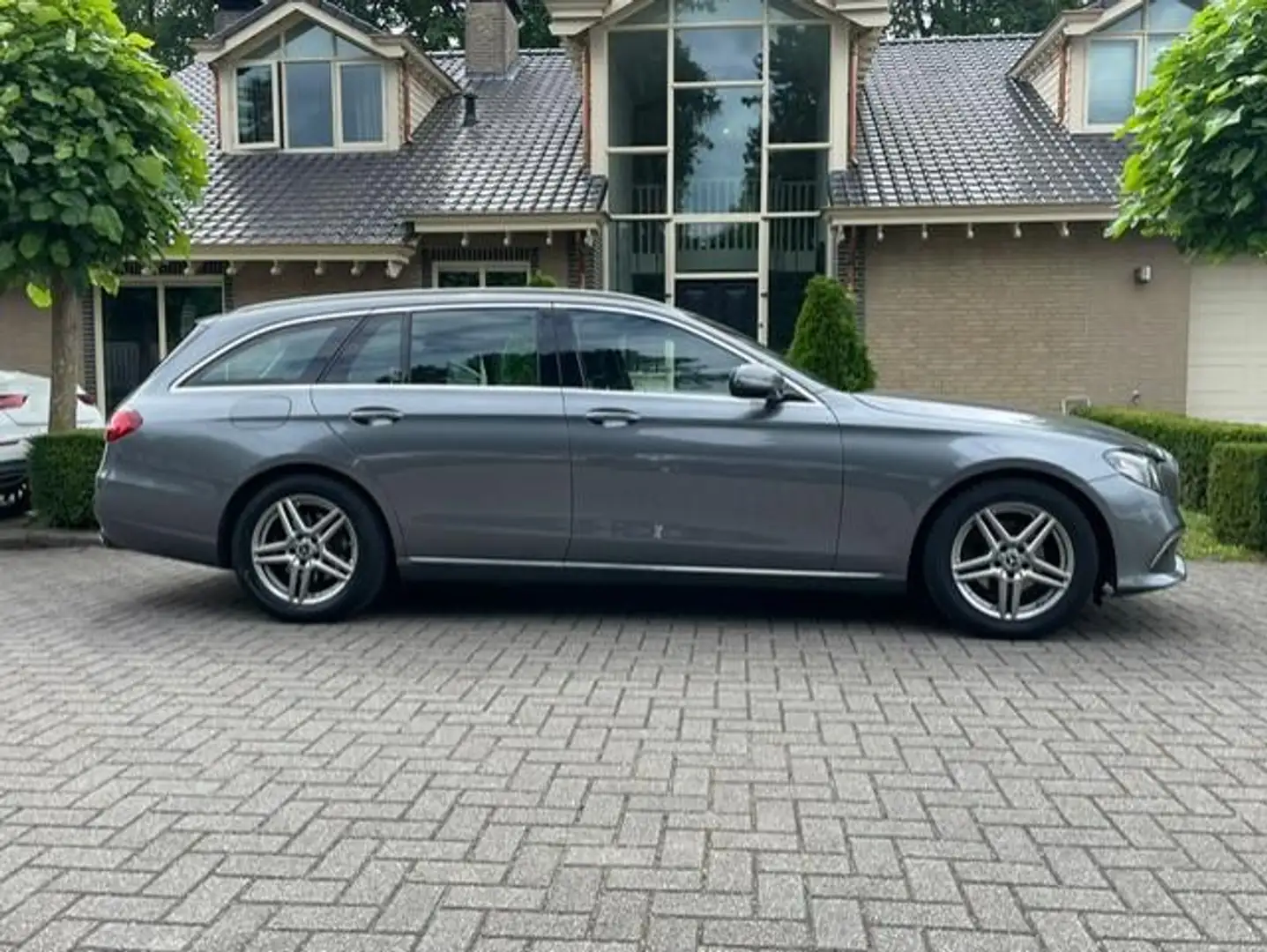 Mercedes-Benz E 200 Estate d AVANTGARDE NAVI CAMERA LED WIDESCREEN Grijs - 2
