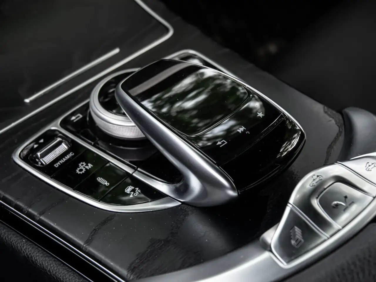 Mercedes-Benz C-Class снимка Mercedes-Benz C-Class