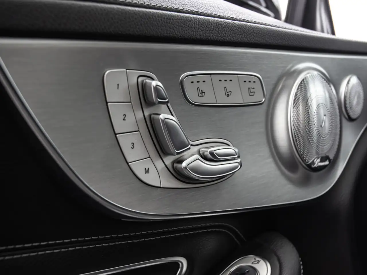 Mercedes-Benz C-Class снимка Mercedes-Benz C-Class