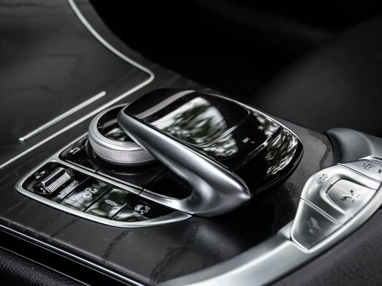 Mercedes-Benz C-Class снимка Mercedes-Benz C-Class
