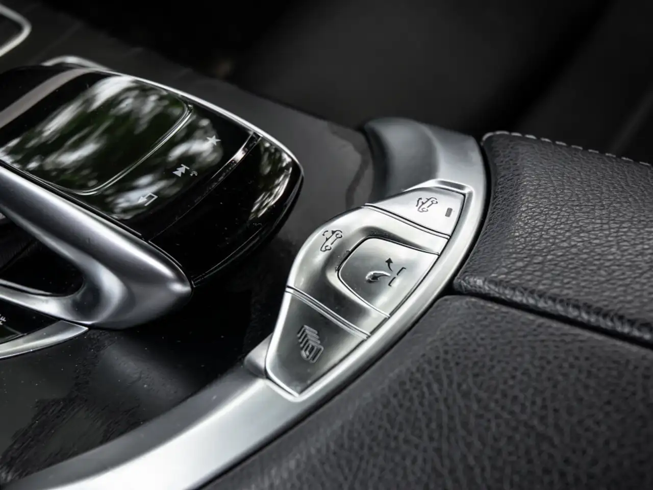 Mercedes-Benz C-Class снимка Mercedes-Benz C-Class