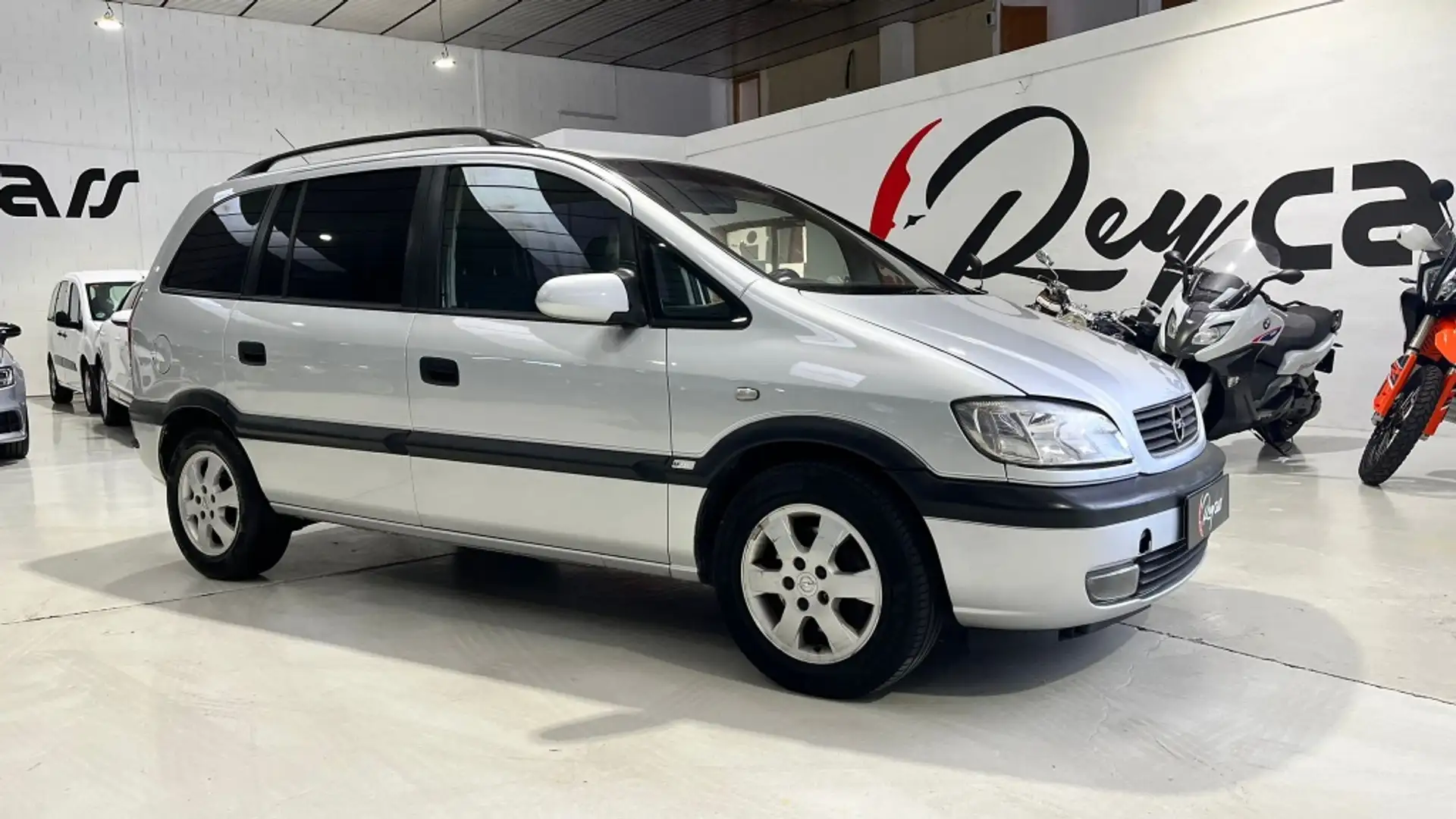 Opel Zafira 2.0Dti 16v Club Gris - 1