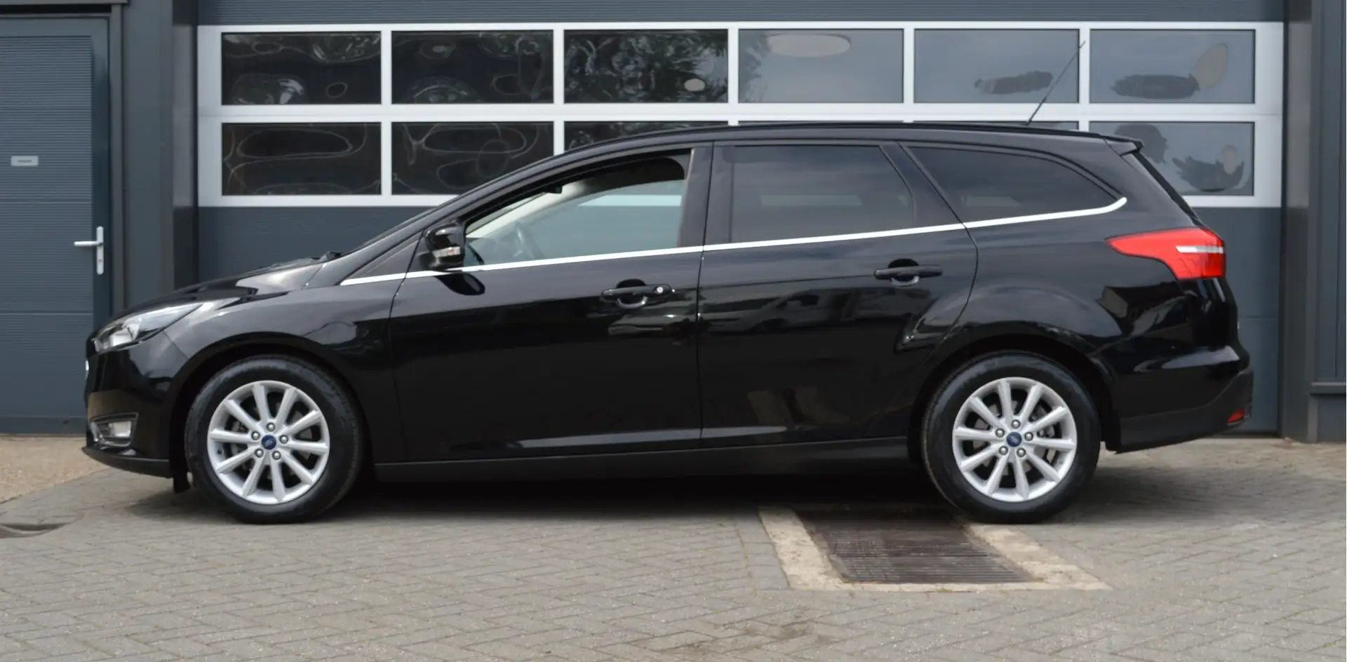 Ford Focus Wagon 1.0 Titanium 125PK | Aut. Airco | Cruise Con Negro - 2