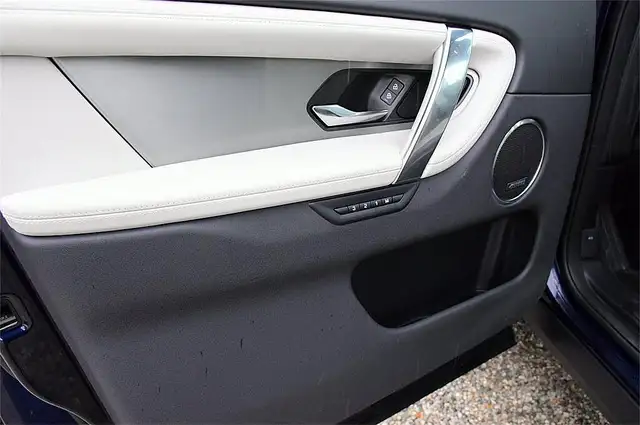 Land Rover Discovery Sport view 25
