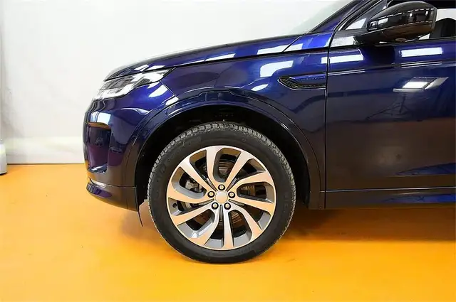 Land Rover Discovery Sport view 9