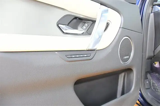 Land Rover Discovery Sport view 10