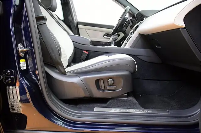 Land Rover Discovery Sport view 30