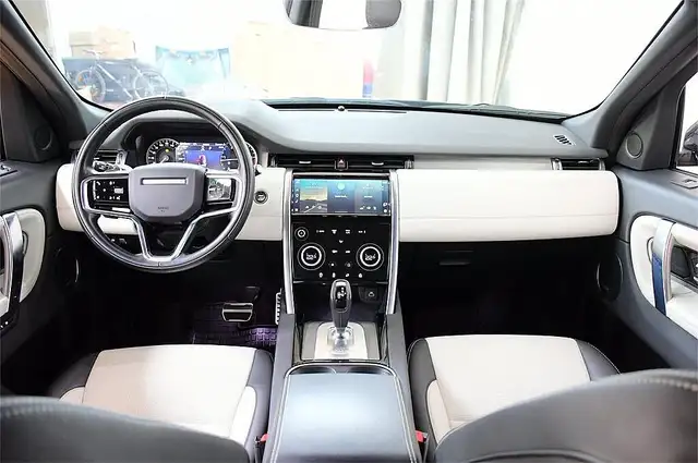 Land Rover Discovery Sport view 2