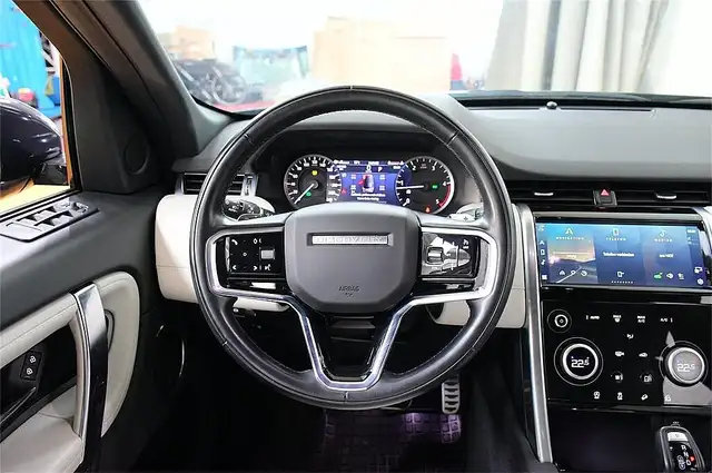 Land Rover Discovery Sport view 11