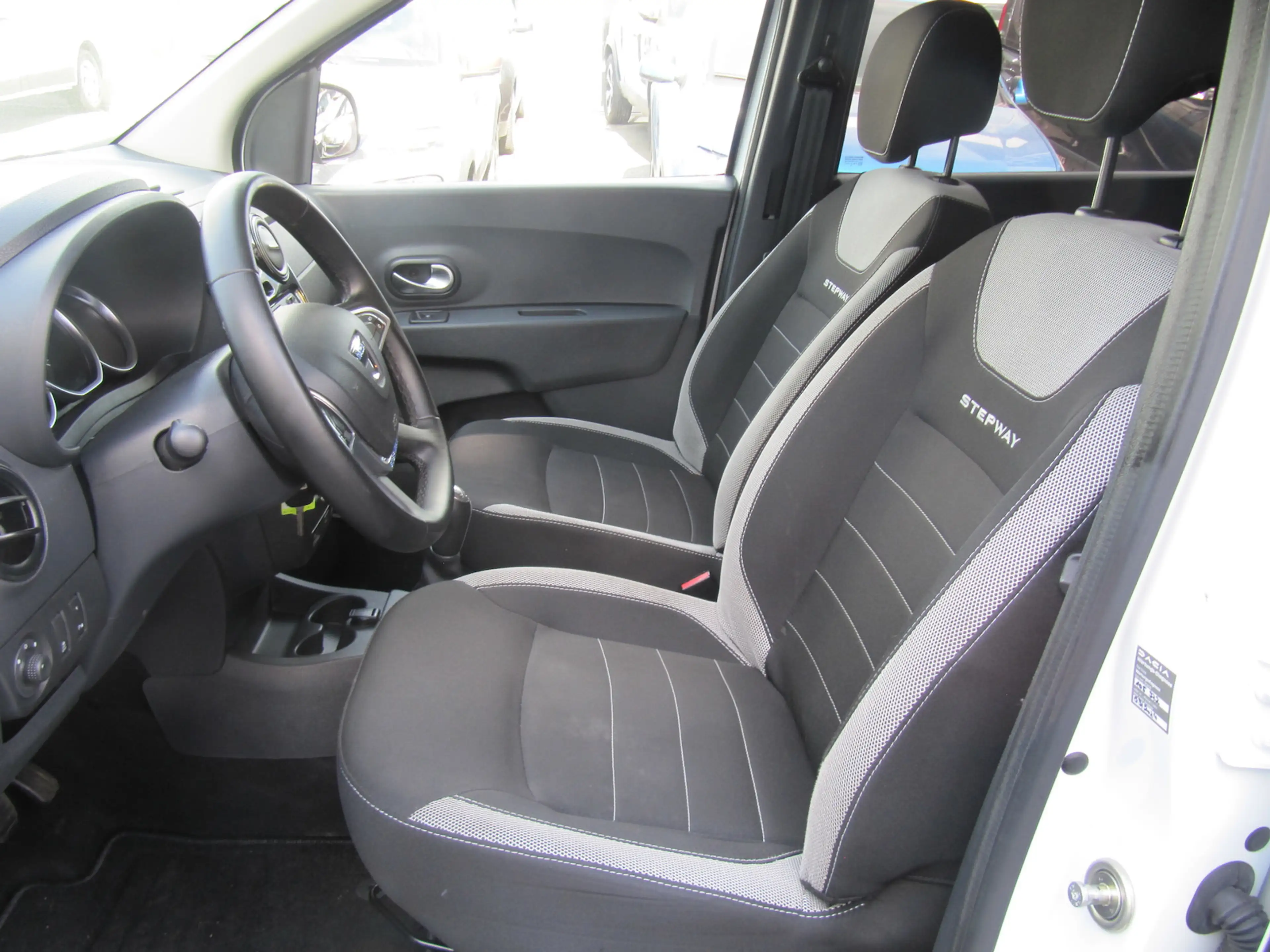 Dacia Lodgy Stepway Klima+ Navi + Insp.+ Tüv+ NEU + — photo 8