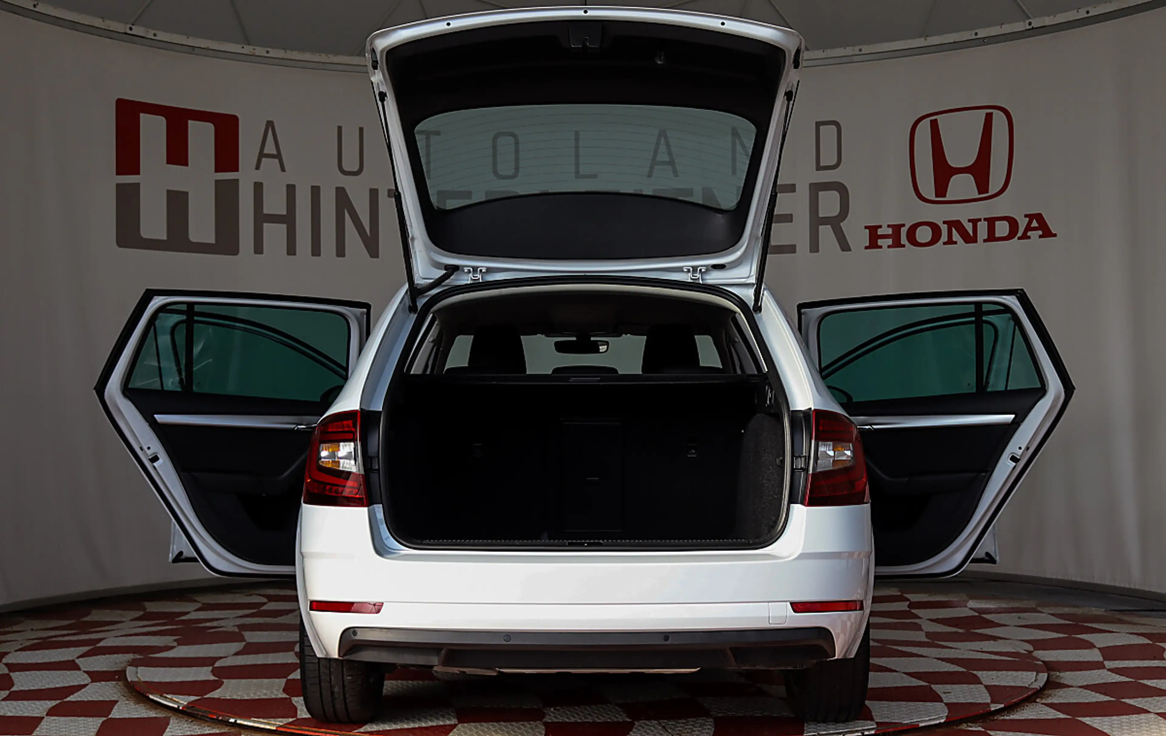 Skoda Octavia Combi TDI Limited NAVI PDC — photo 12