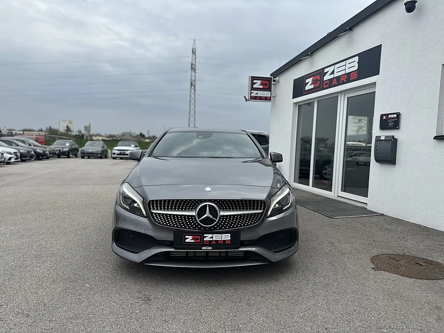 Mercedes-Benz A 220 d Aut. AMG Line Grau - 2