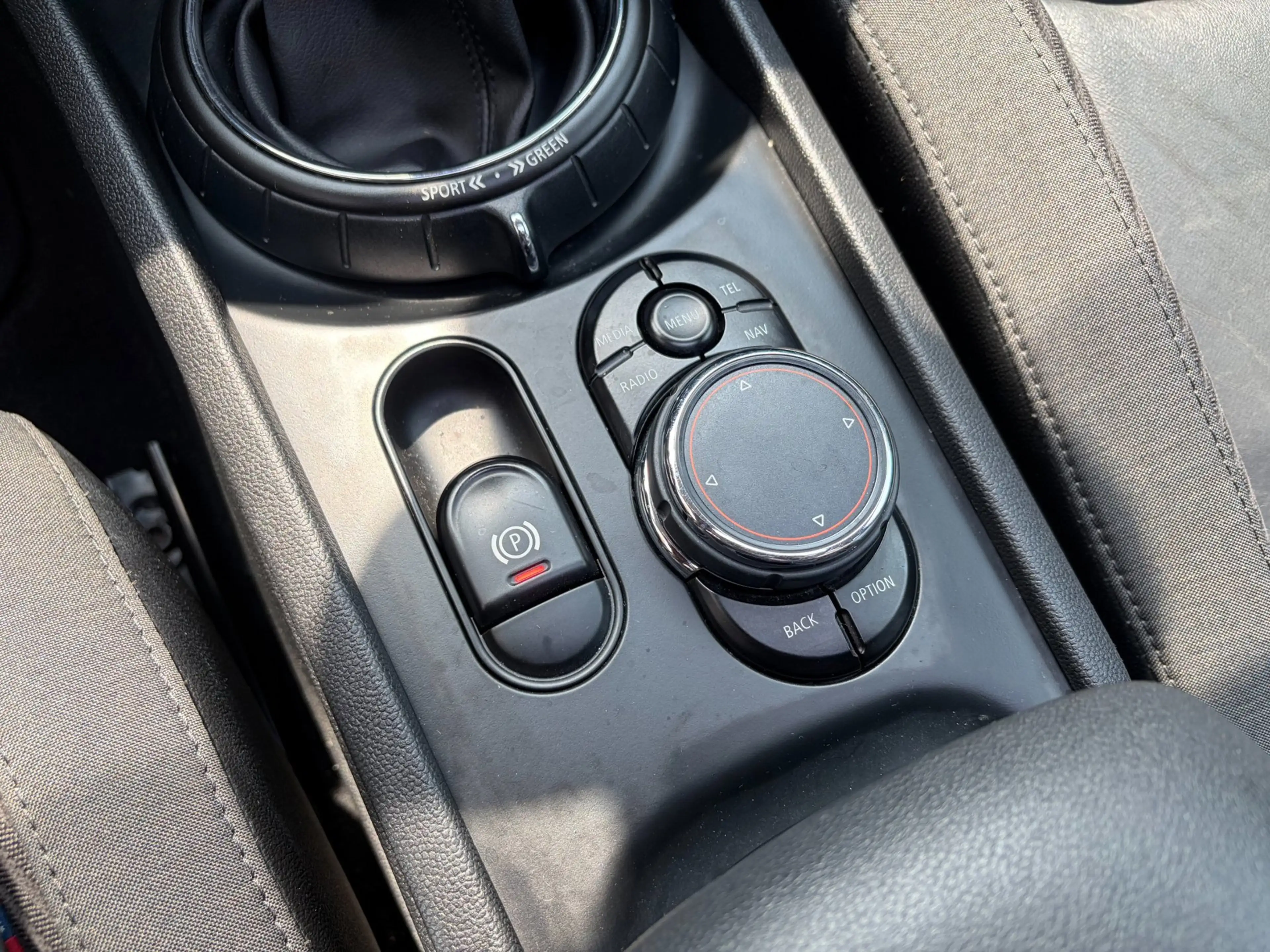 MINI Cooper Clubman 1.5 Chili Serious Business / Keyless / Headup / Na — photo 35