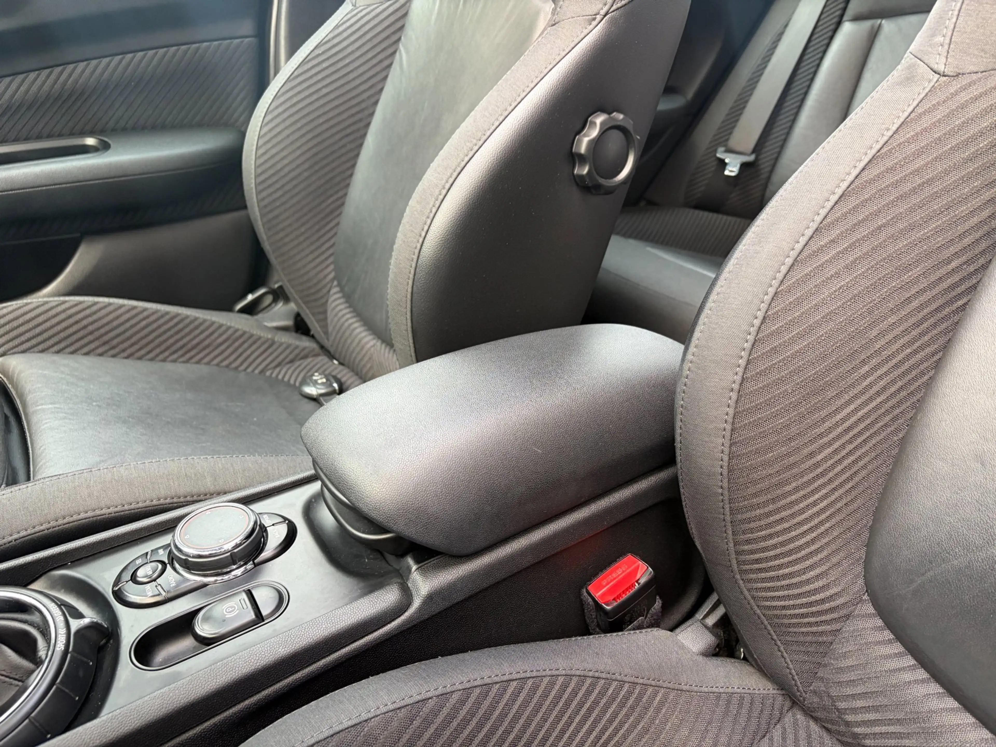 MINI Cooper Clubman 1.5 Chili Serious Business / Keyless / Headup / Na — photo 14