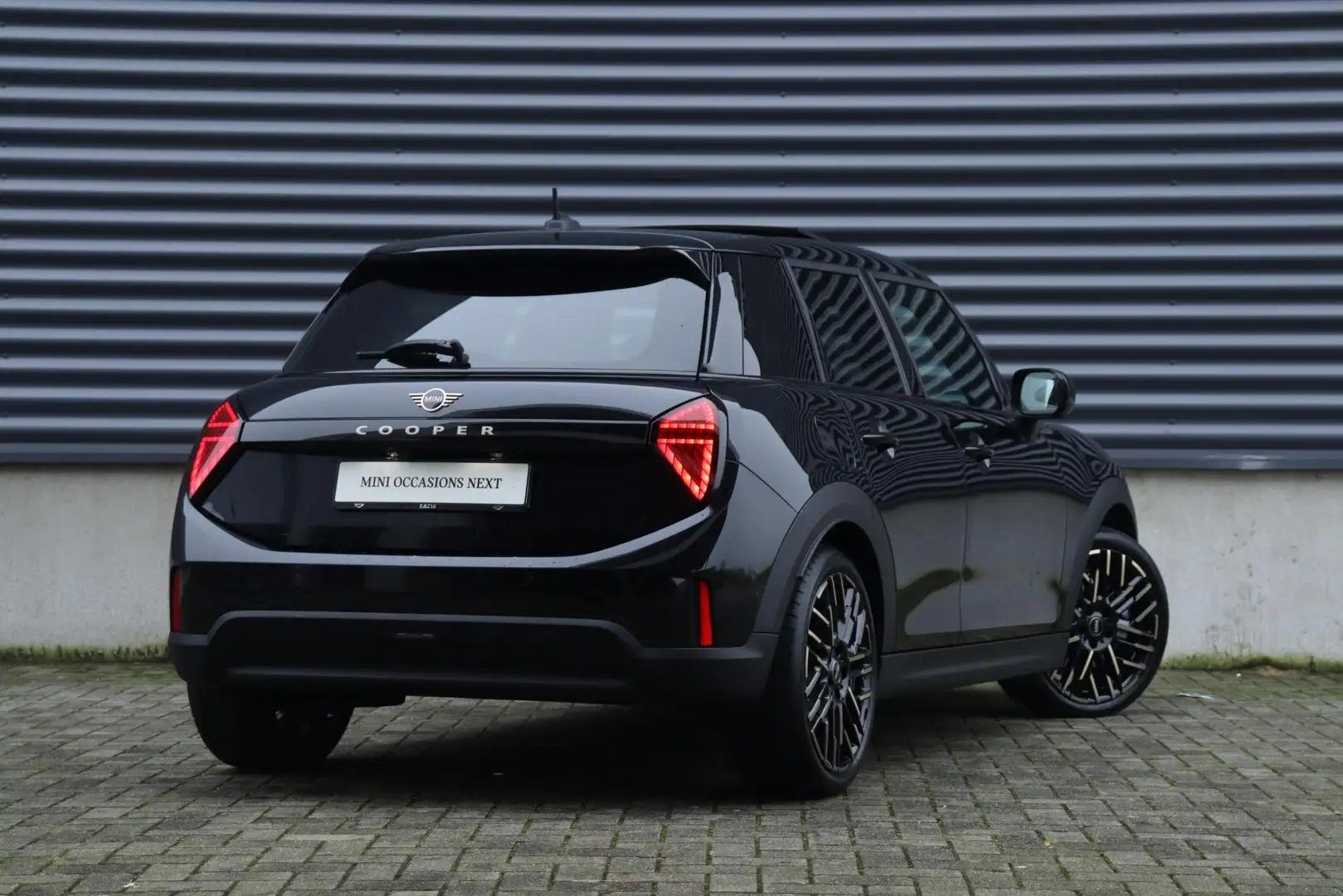 MINI Cooper C 5-deurs | Favoured Trim + Pakket M + Panodak + Hea Noir - 2