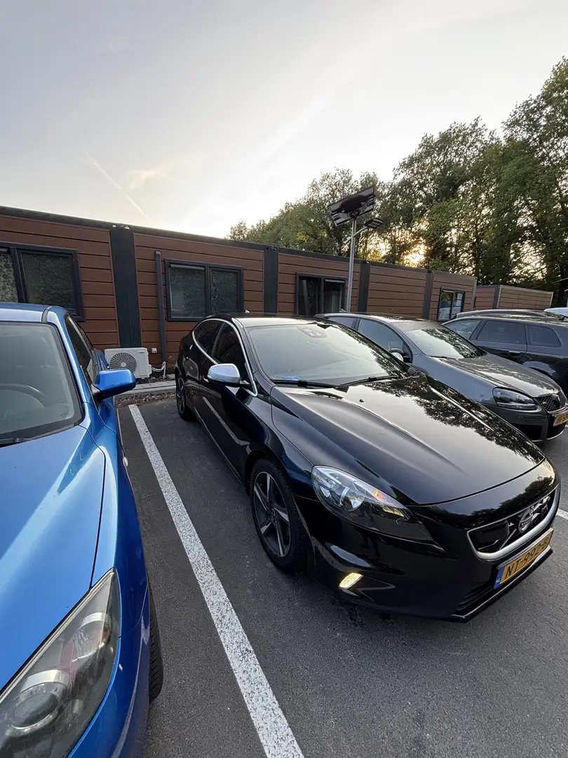 Volvo V40 T2 Kinetic R-Design Negro - 2