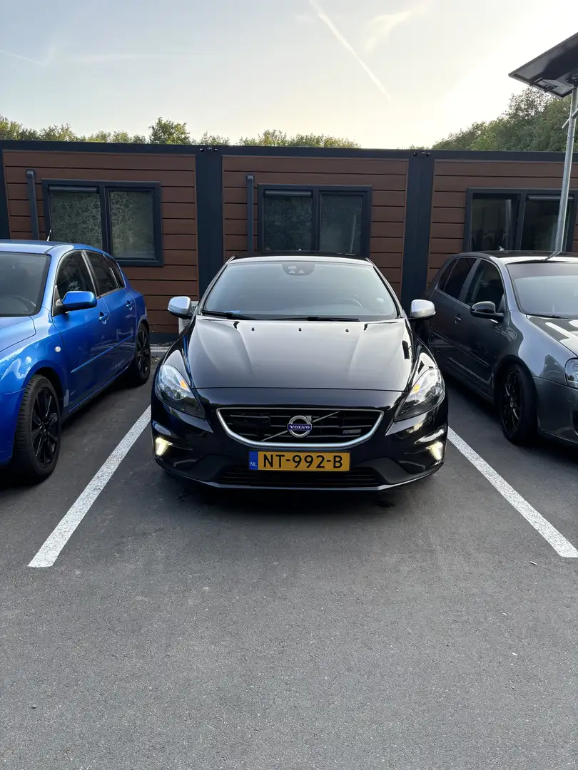Volvo V40 T2 Kinetic R-Design Negro - 1