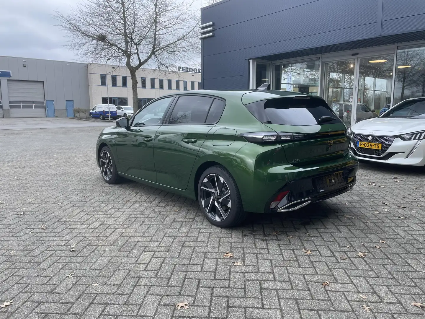 Peugeot 308 1.6 HYbrid 180 Allure Pack Business | Navigatie | Groen - 2