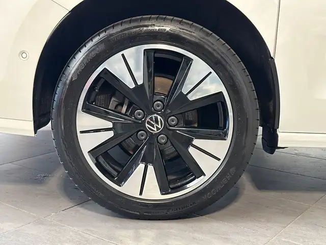 Volkswagen Multivan view 3