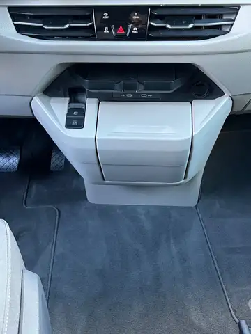 Volkswagen Multivan view 18