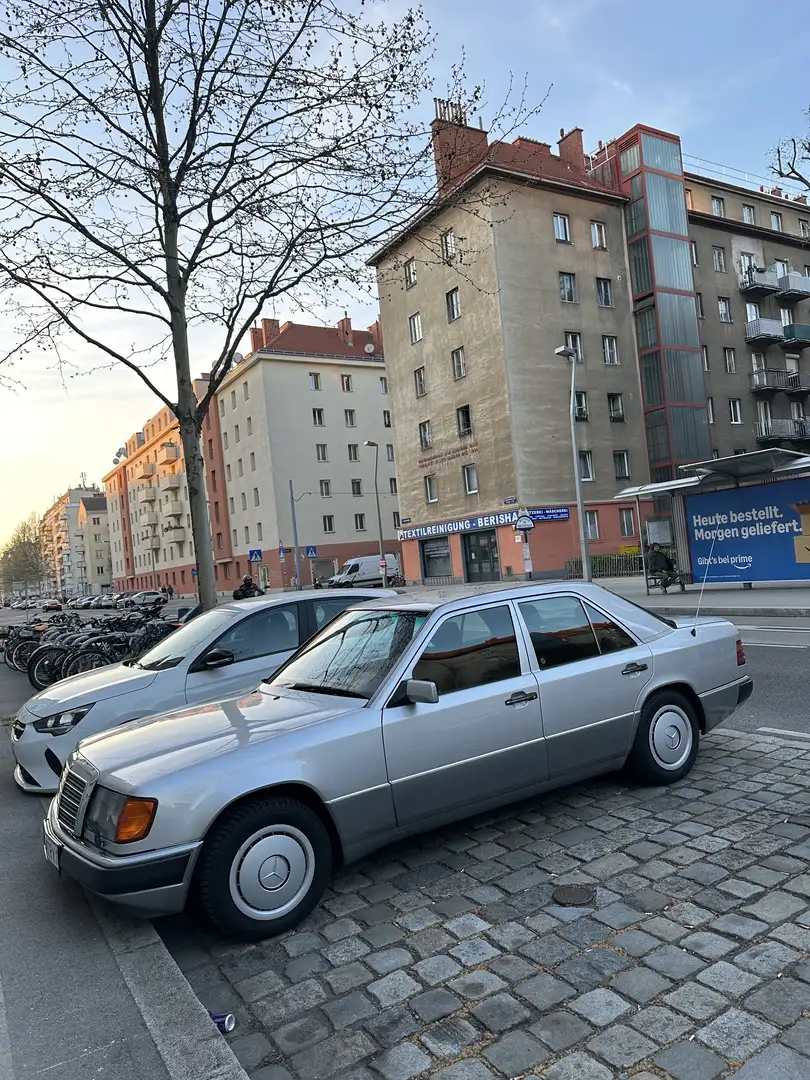Mercedes-Benz Baureihe 124 Silber - 1