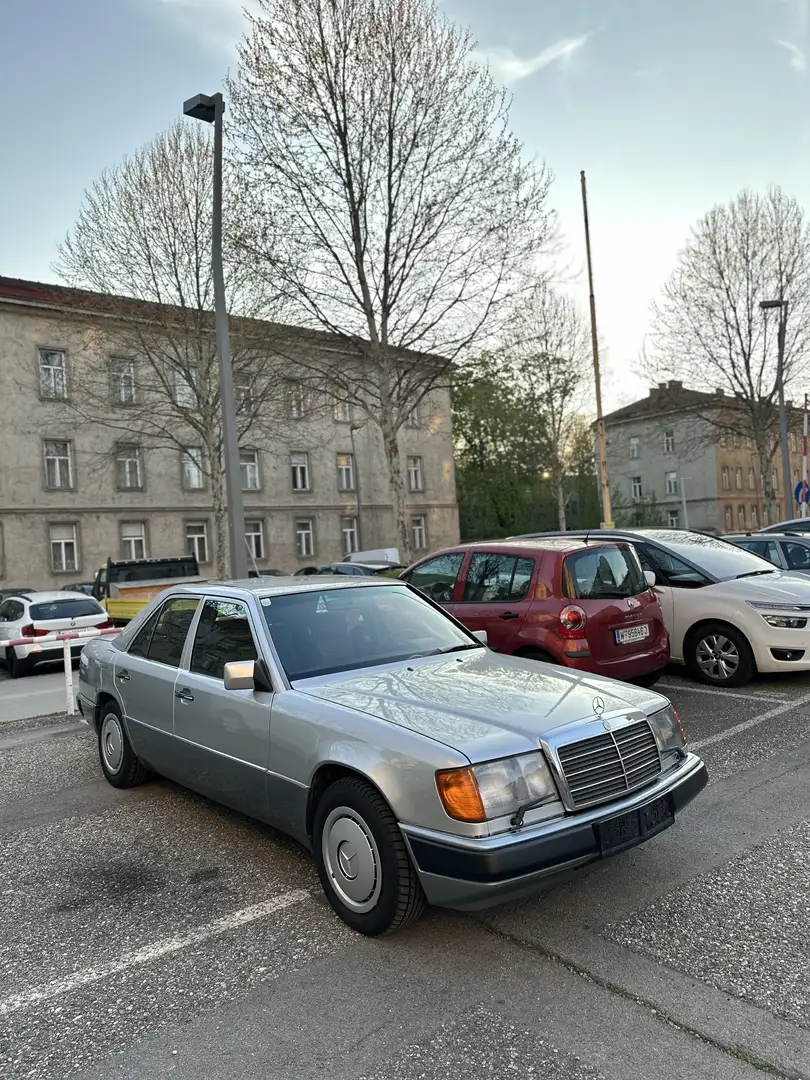 Mercedes-Benz Baureihe 124 Silber - 2