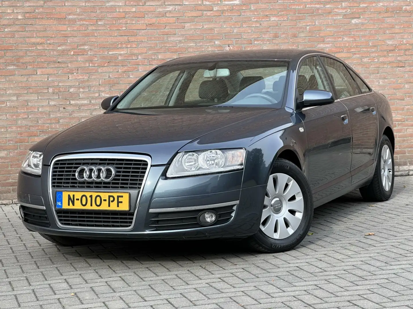 Audi A6 Sedan 2.4 V6 Automaat - Leder - 99DKM - Youngtimer Grijs - 1