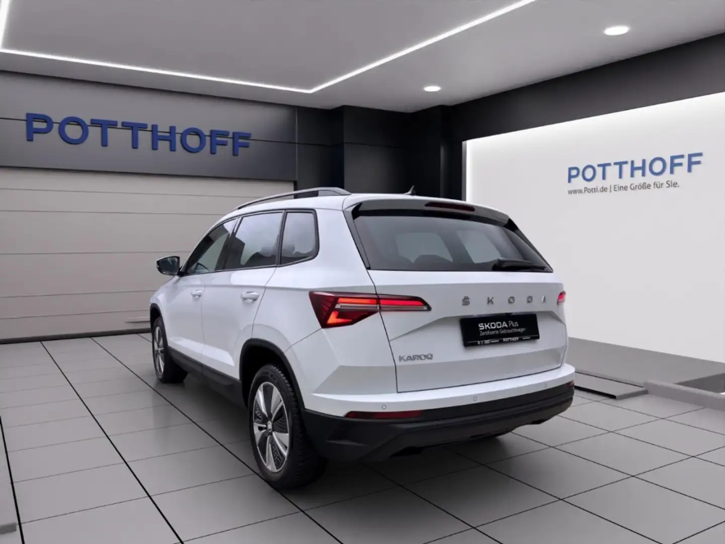 Skoda Karoq 1.5 TSI AMBITION LM17 MATRIX PDC KESSY Wit - 2