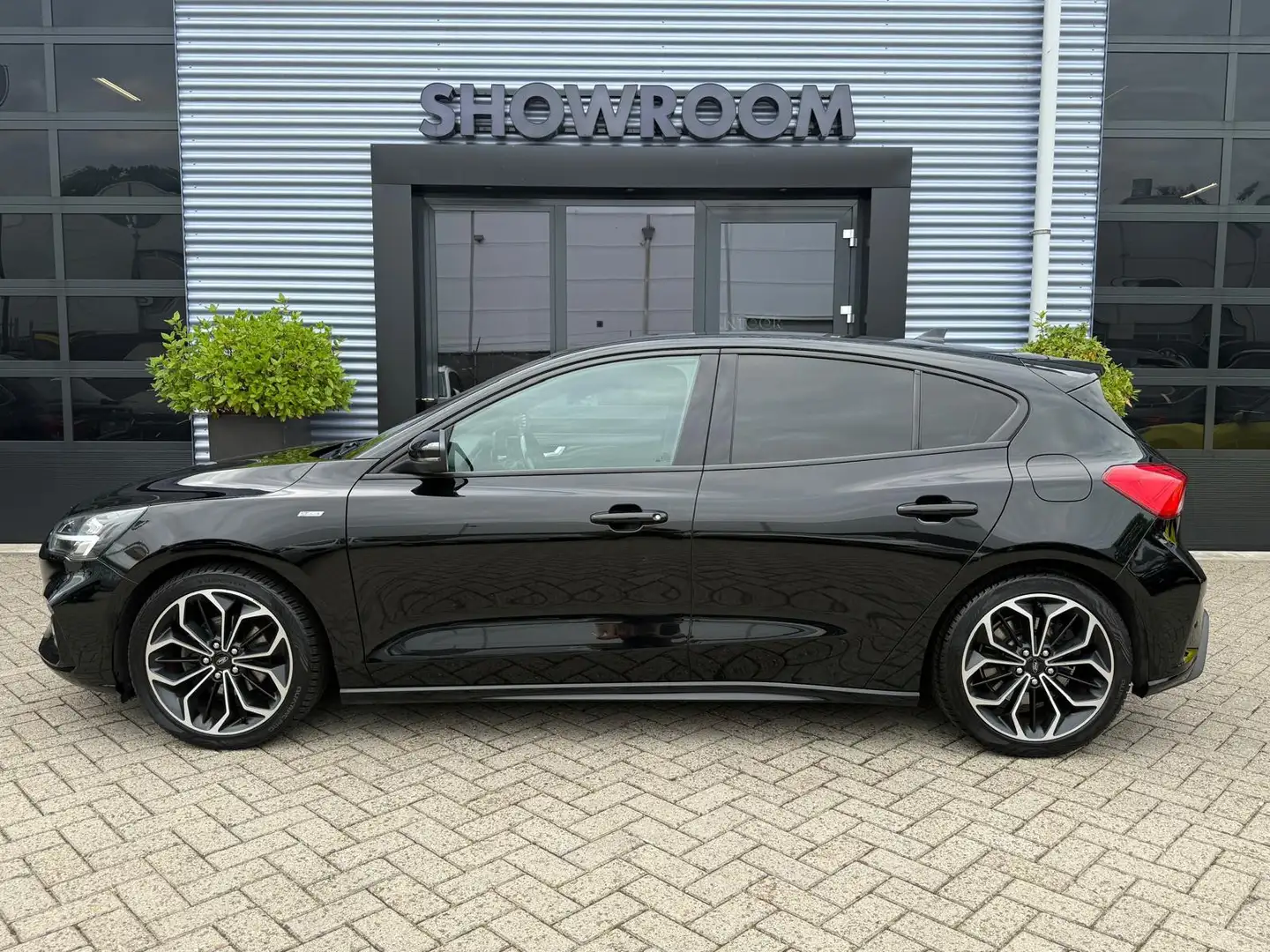 Ford Focus 1.5 EcoBoost Vignale ST-Line|Apple Carplay|Camera| Zwart - 2