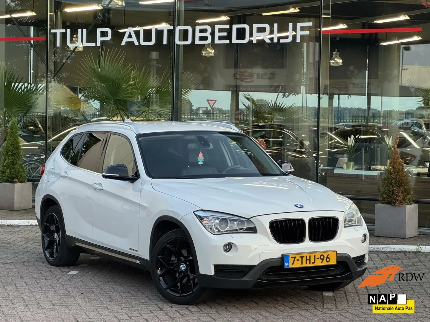 BMW X1 sDrive20i High Executive Automaat 2014 Leder stof Wit - 1