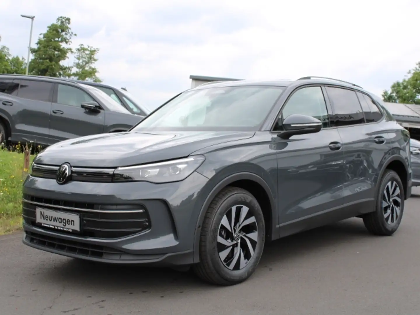 Volkswagen Tiguan 1.5 eTSI NEUWAGEN -PANO-NAVI-KAMERA- LED PLUS Grau - 2
