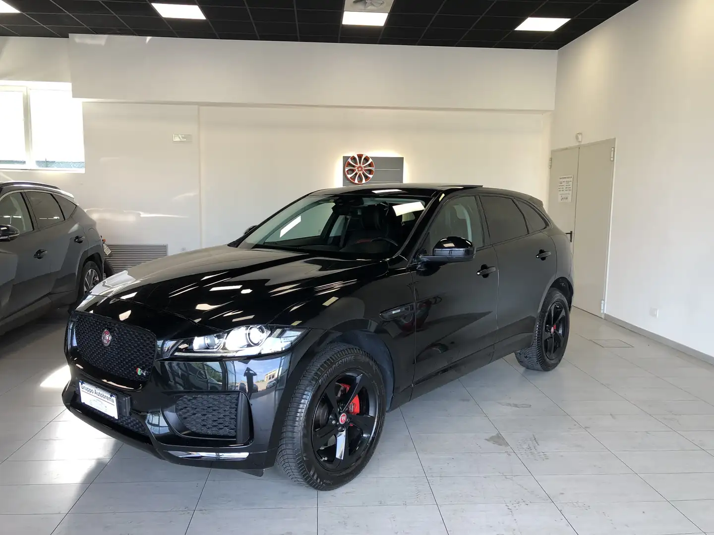 Jaguar F-Pace F-Pace 2015 2.0d i4 R-Sport awd 180cv auto my18 Nero - 1