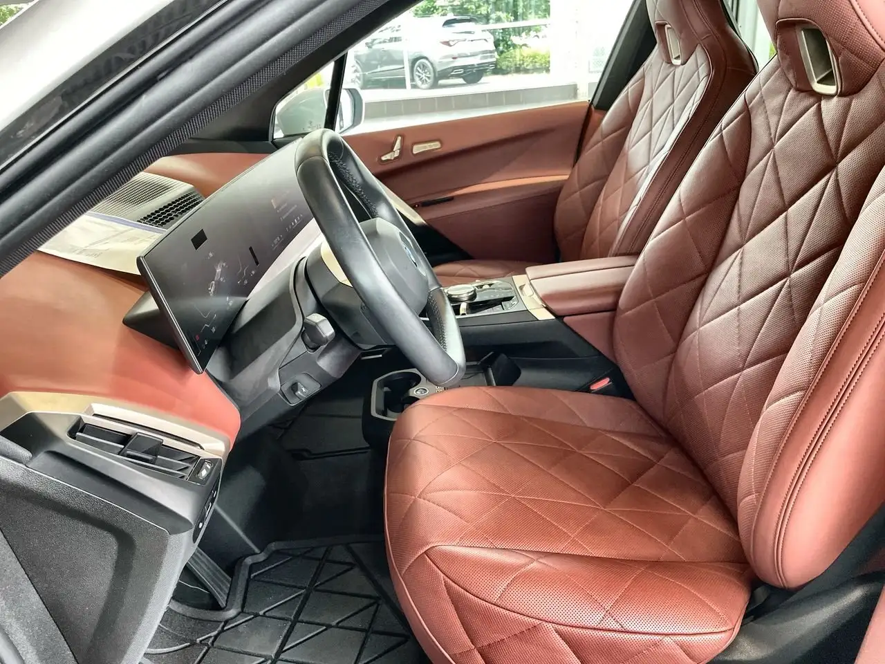 BMW iX снимка BMW iX