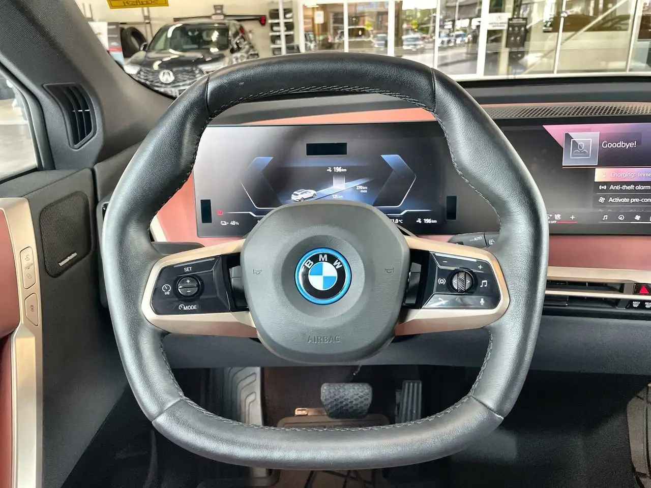 BMW iX снимка BMW iX